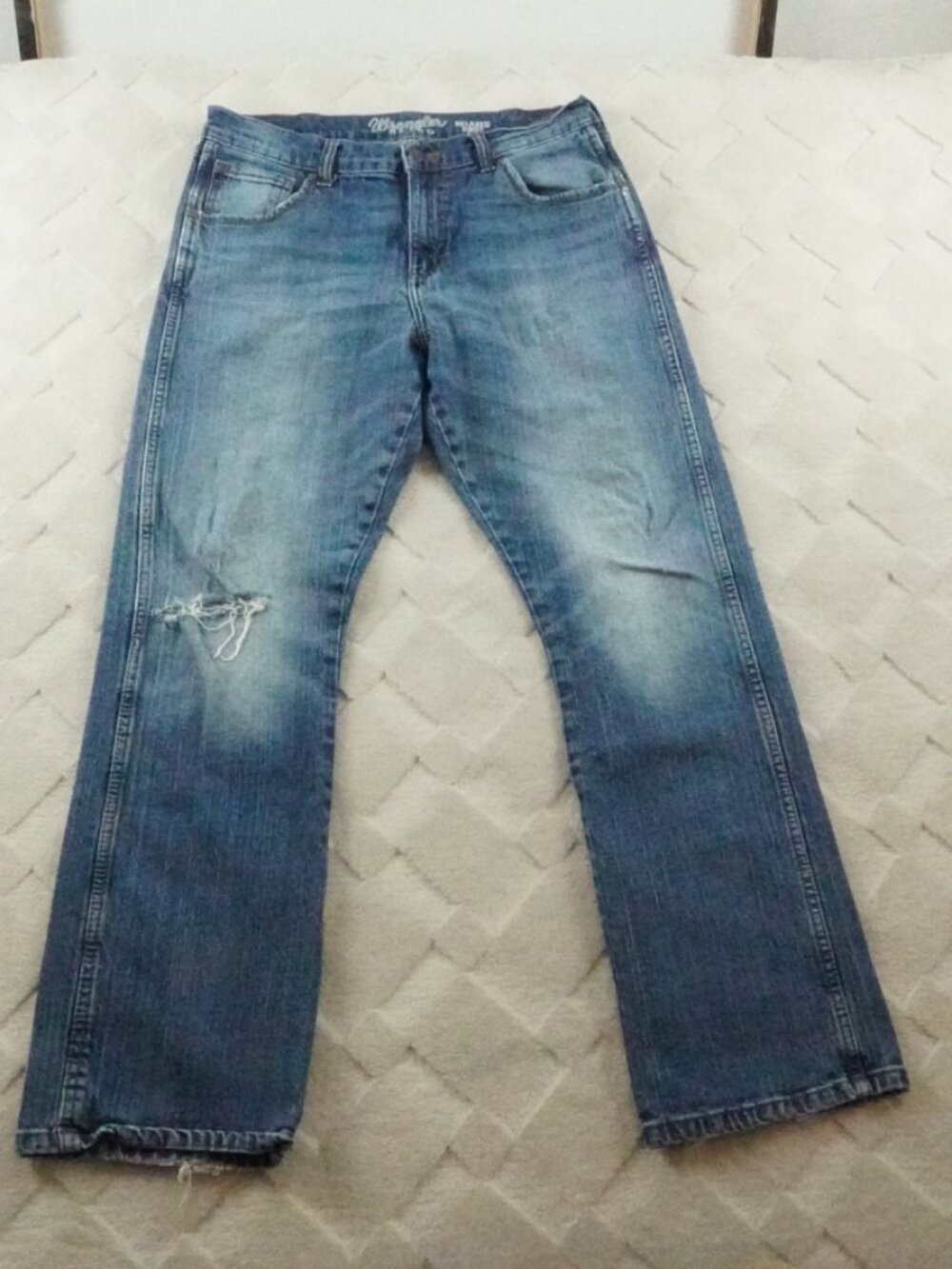 Wrangler Retro Relaxed Boot Cut Jean Mens 33x32 Western Rodeo Cowboy Whiskered